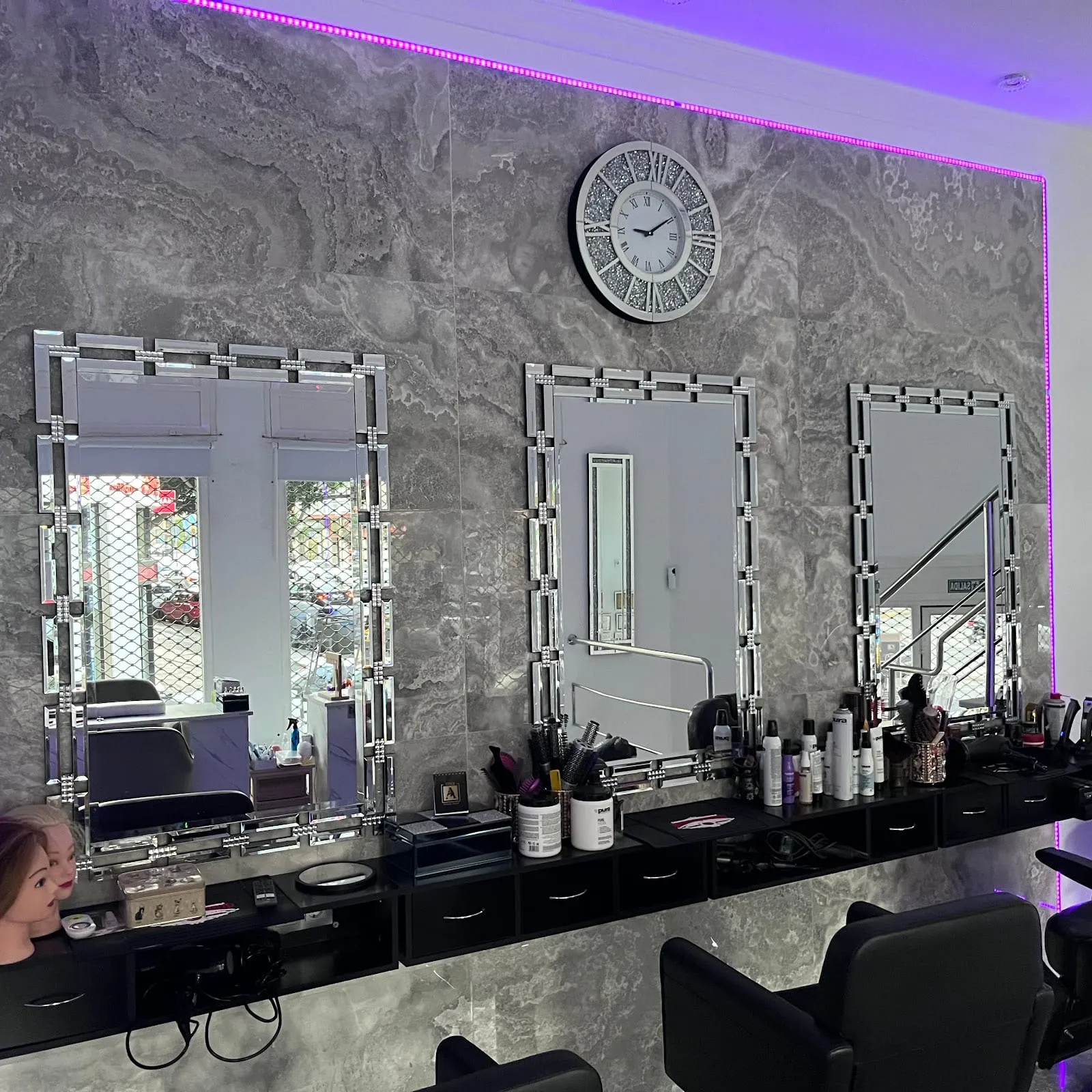 Interior del salón A-Style Beauty: espejos, sillones y la tira de luz que recorre el techo